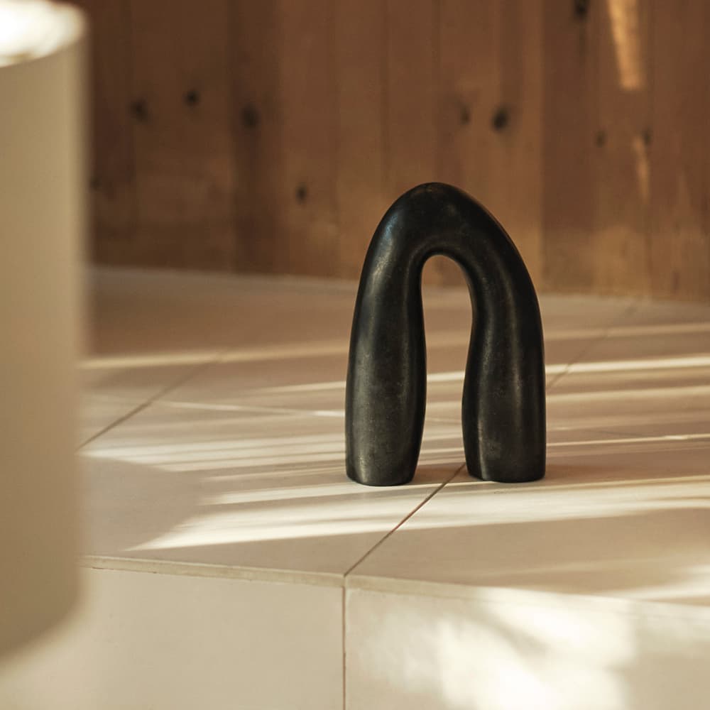 Anderson Marble Décor Arch - Black - Lifestyle - Image 3