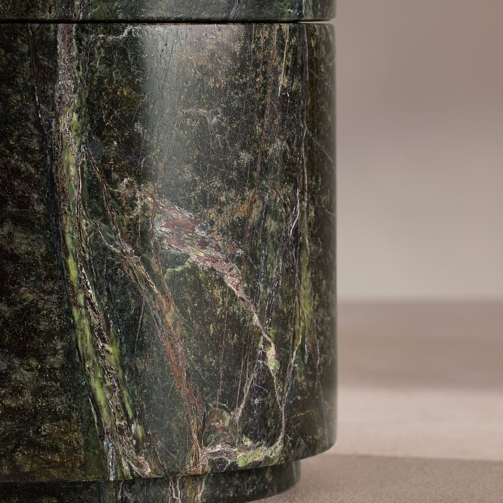 Leather & Oud Candle - Forest Green Marble - 660g - Images - Image 3