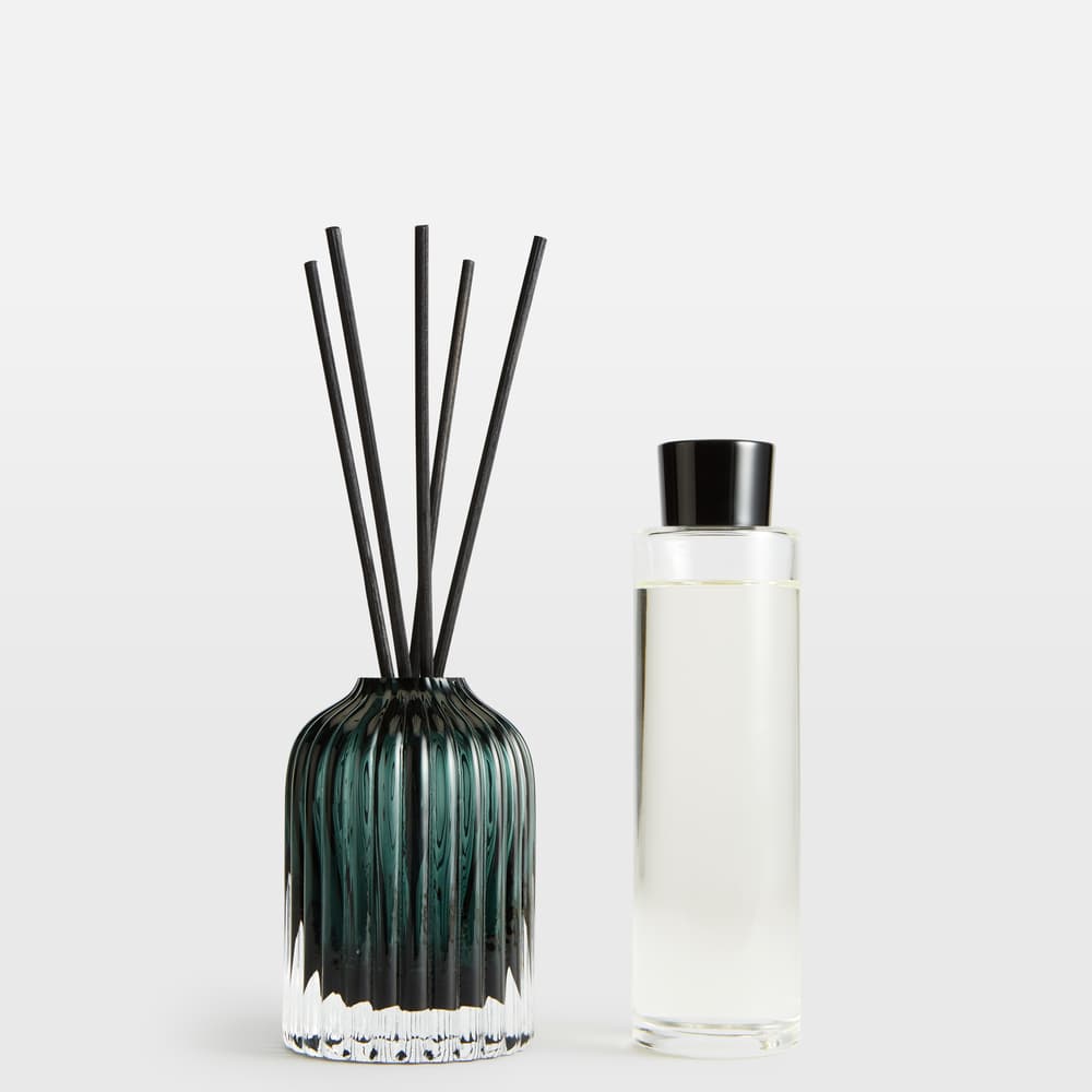 Barlow  Blackcurrant and Cedar Diffuser - 200ml - Images - Image 3
