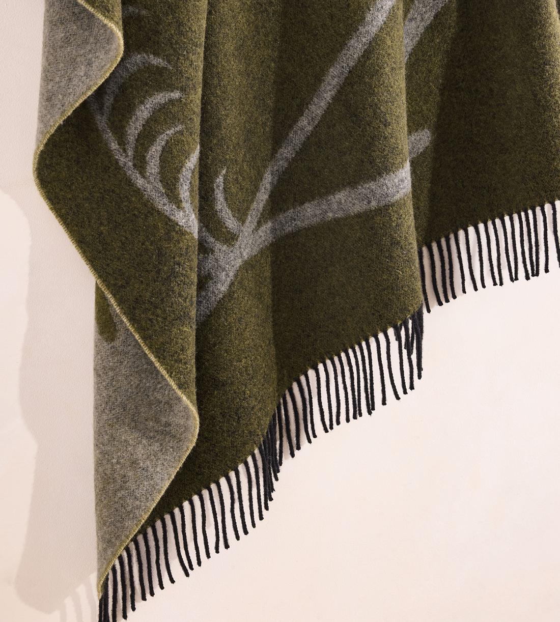Elizabeth Throw - Images - Image 4