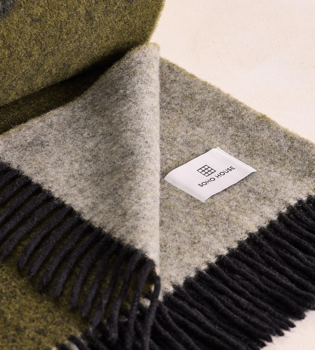 Elizabeth Throw - Images - Image 5