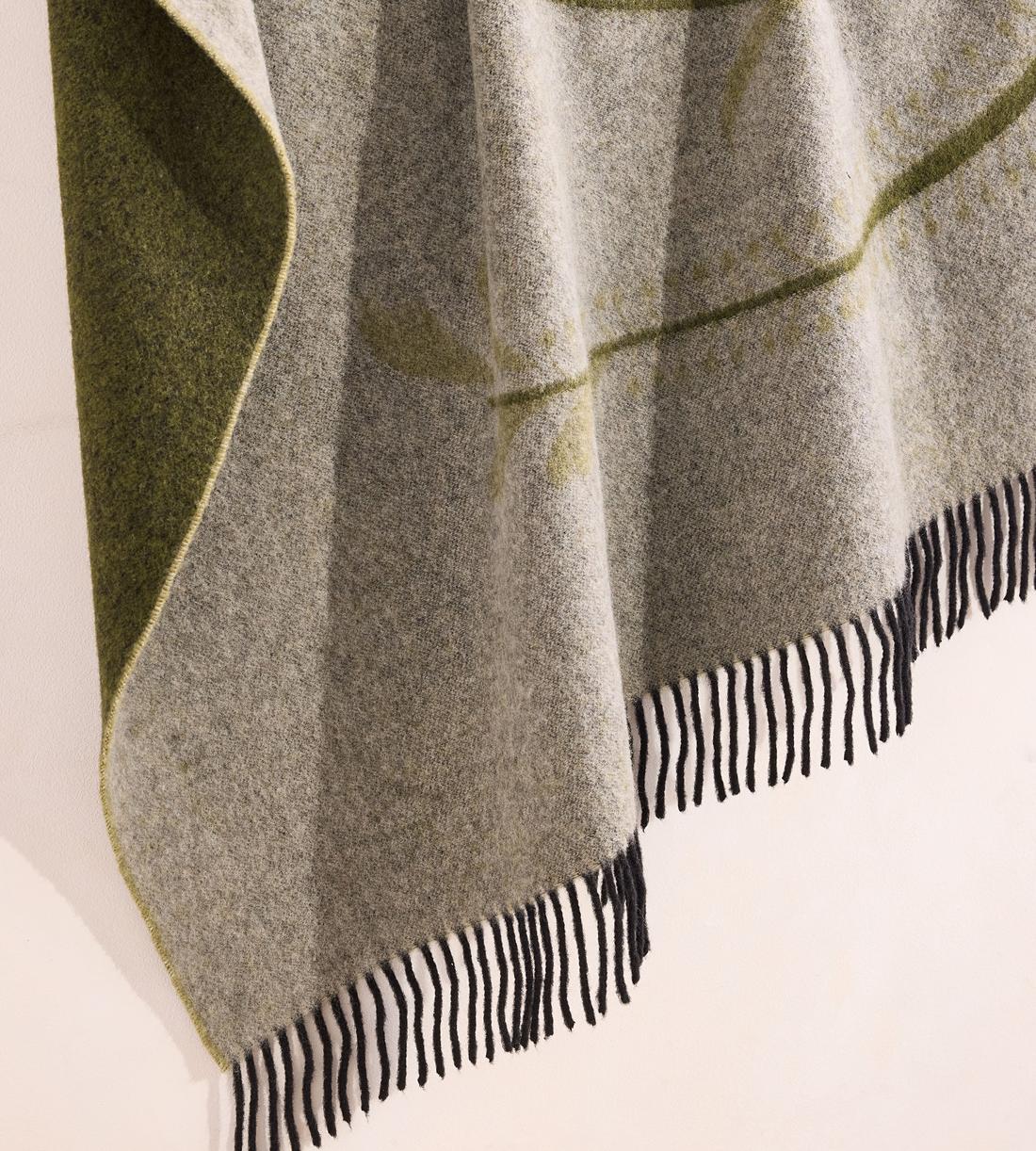 Elizabeth Throw - Images - Image 6