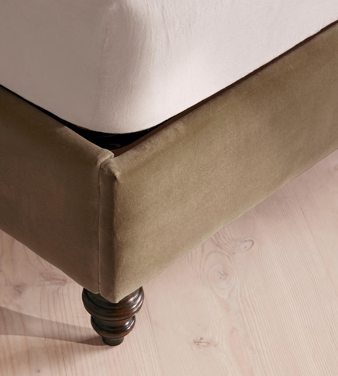 Rivas Bed - King - Velvet - Truffle - US - Images - Image 3