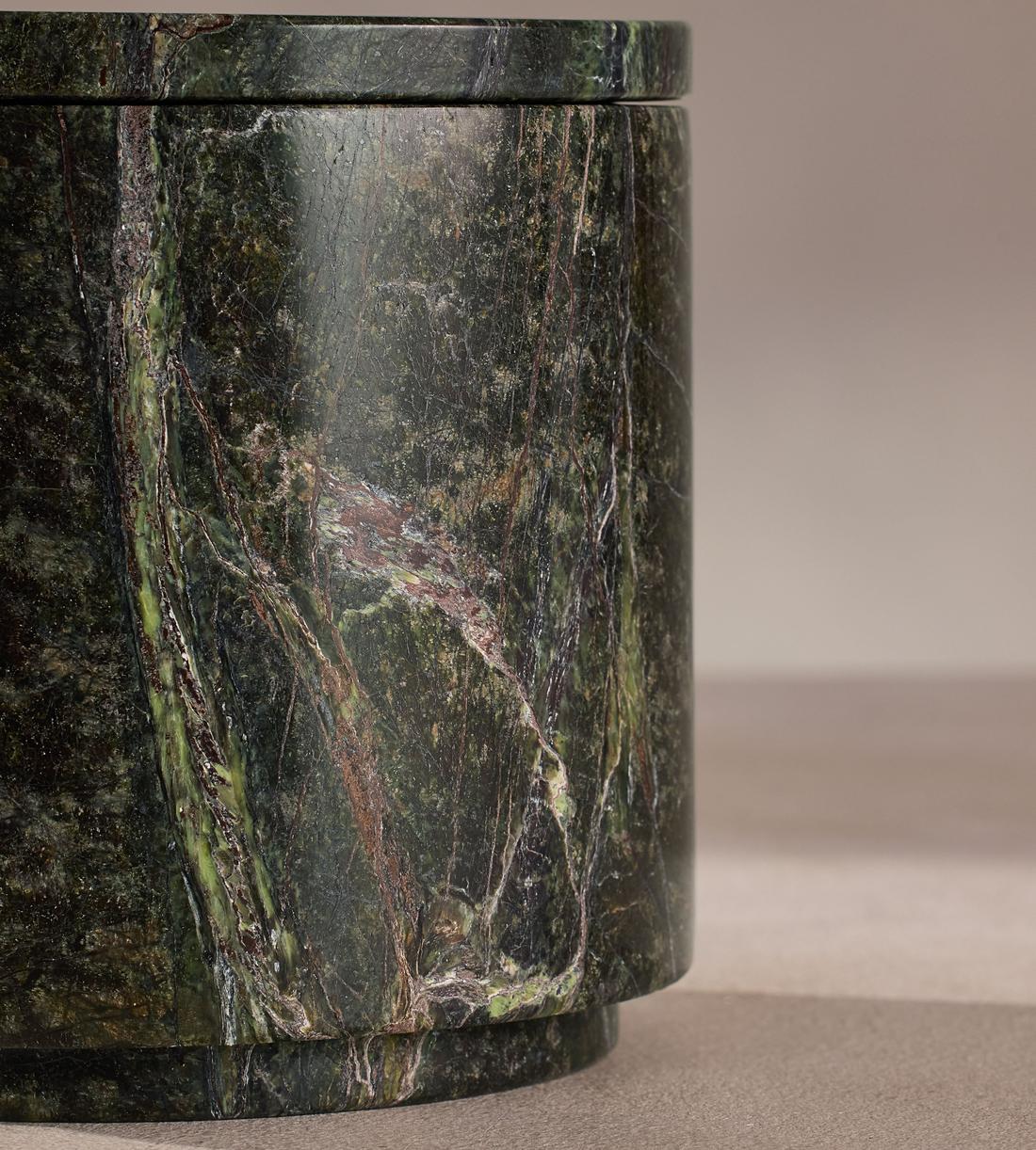 Leather & Oud Candle - Forest Green Marble - 660g - Images - Image 3
