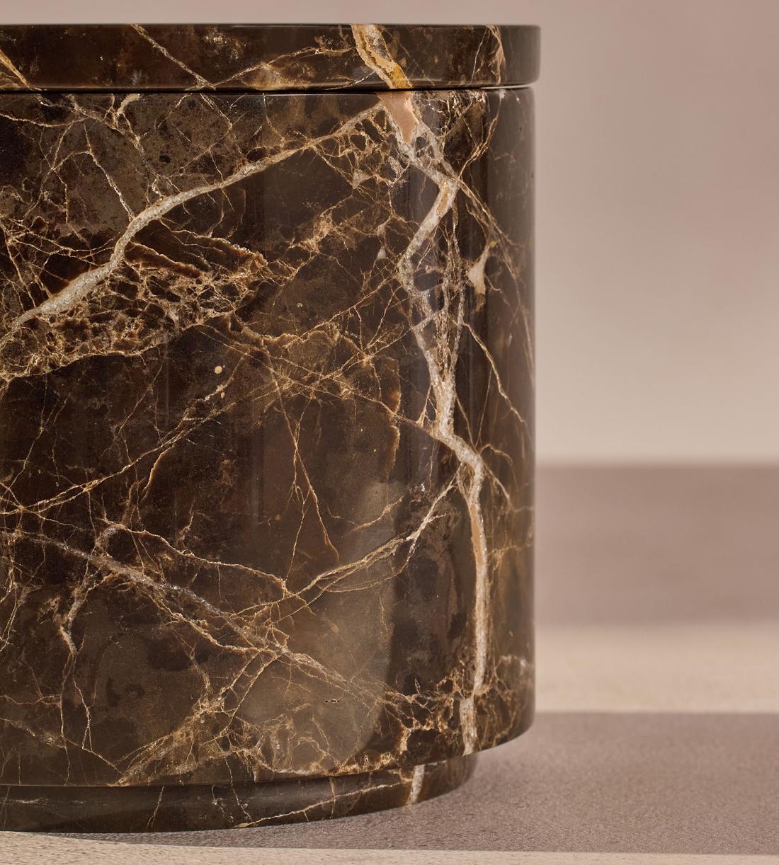 Leather & Oud Candle - Dark Emperador Marble - 660g - Member Exclusive - Images - Image 4