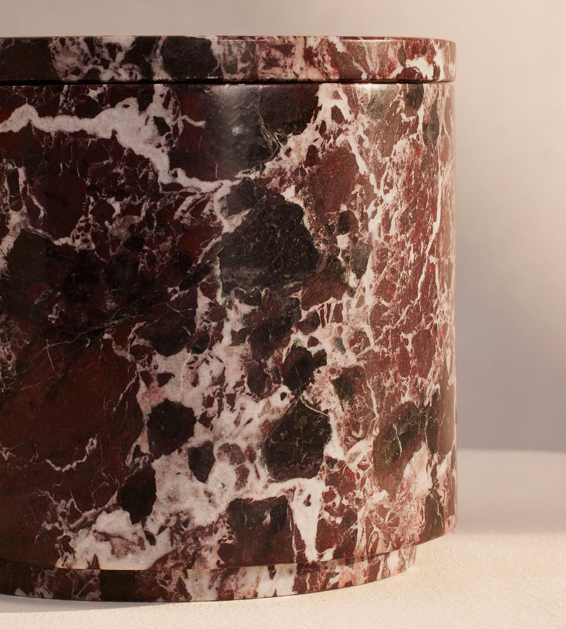 Leather & Oud Candle - Rosso Levanto Marble - 660g - Images - Image 3