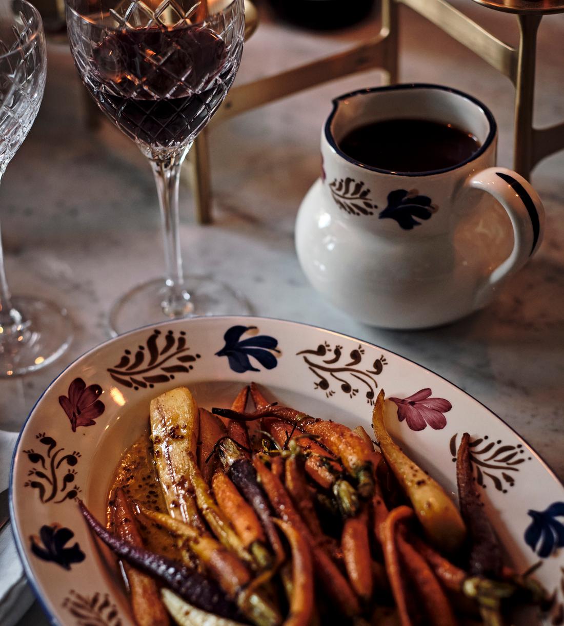 Castelo Oval Serving Platter - Small - Lifestyle - Image 1