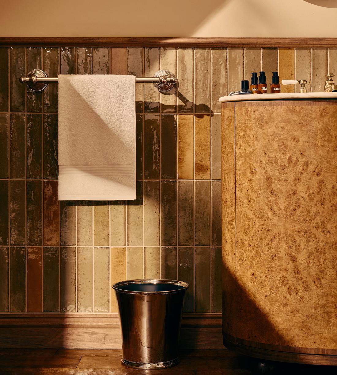 Esperanza Single Vanity - Calacatta Aura Marble - Lifestyle - Image 2