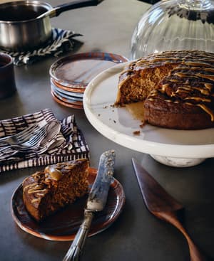 Hermine Cake Stand - White Marble - Hover Image