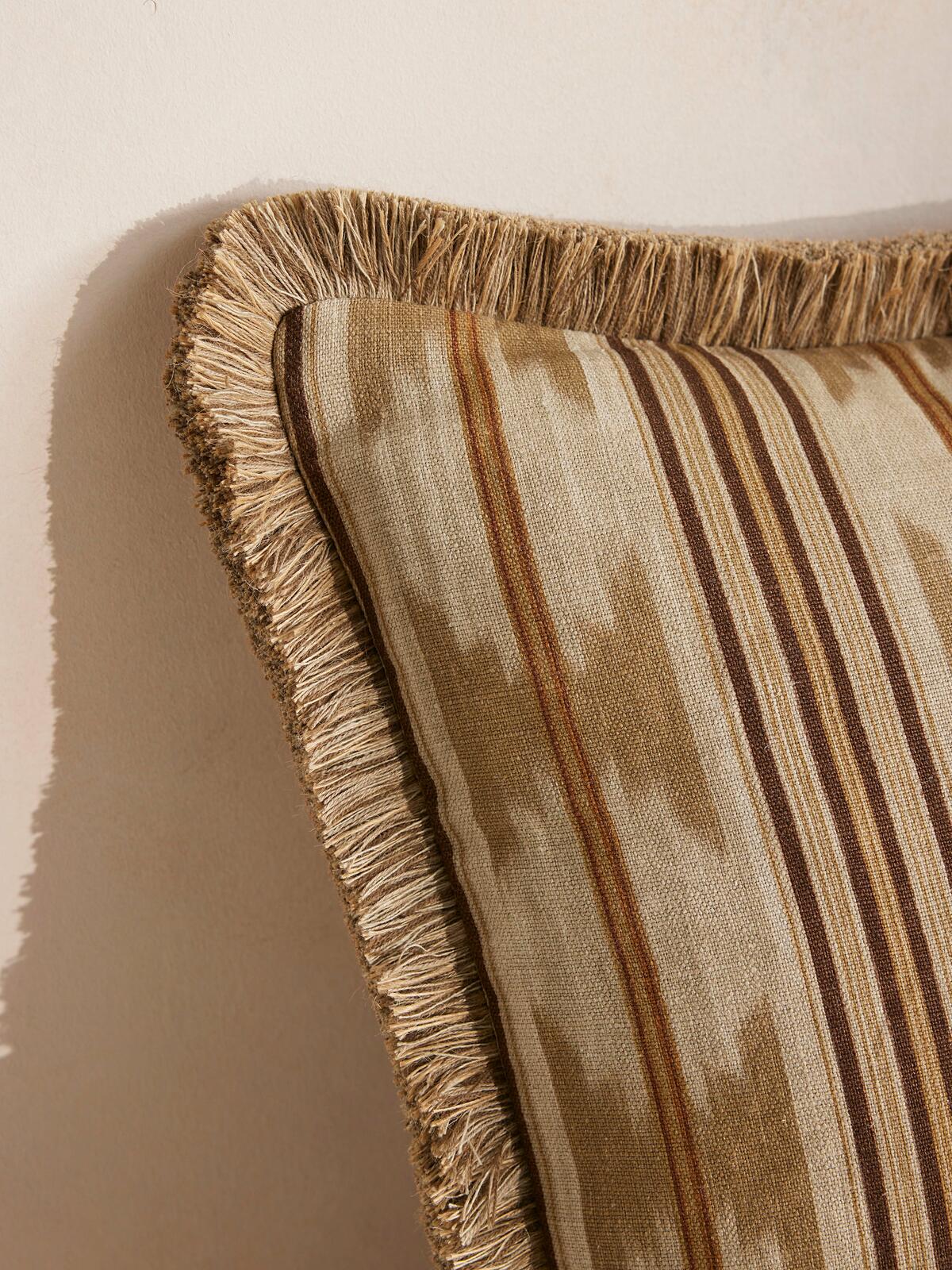 LARGE SQUARE CUSHION THE QUEENS QUARTERS